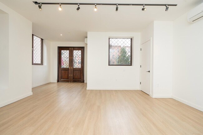 Primary Photo - 328 Pacific Ave