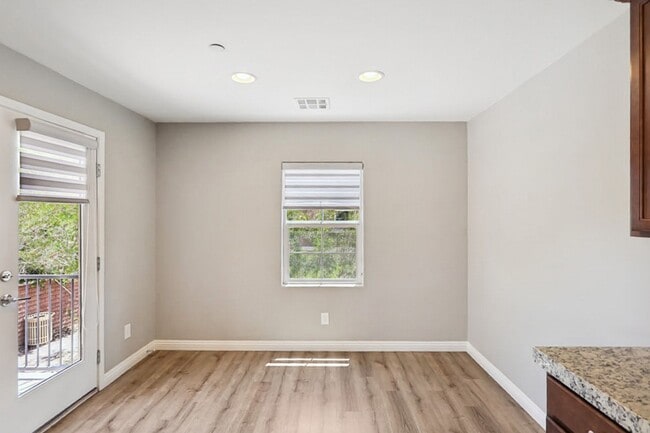 Building Photo - Beautiful 3 Bedroom Townhome With Stunning Mountain Views
