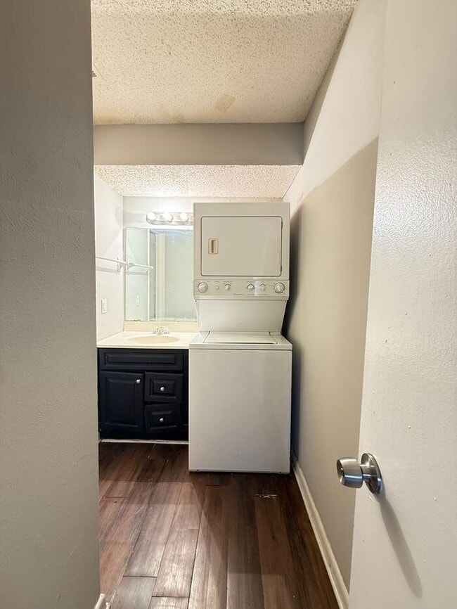 Building Photo - 1 Bed/ 1 Bath Condo!  Harding / Southern Hills Area!  Pets ok!