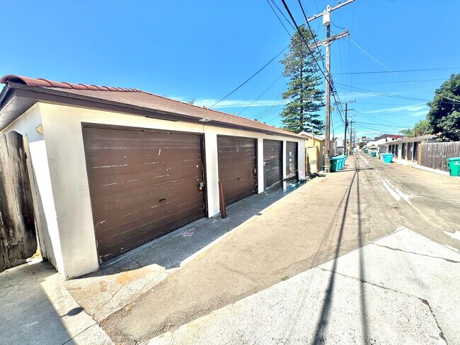 Building Photo - 4826-4832 Del Mar Avenue