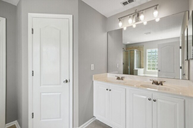 Building Photo - 12677 Pine Marsh Way
