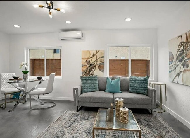 Building Photo - Unit on Swift