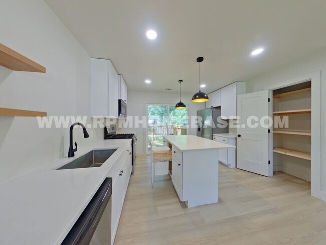 Building Photo - 506 Forrest Ct