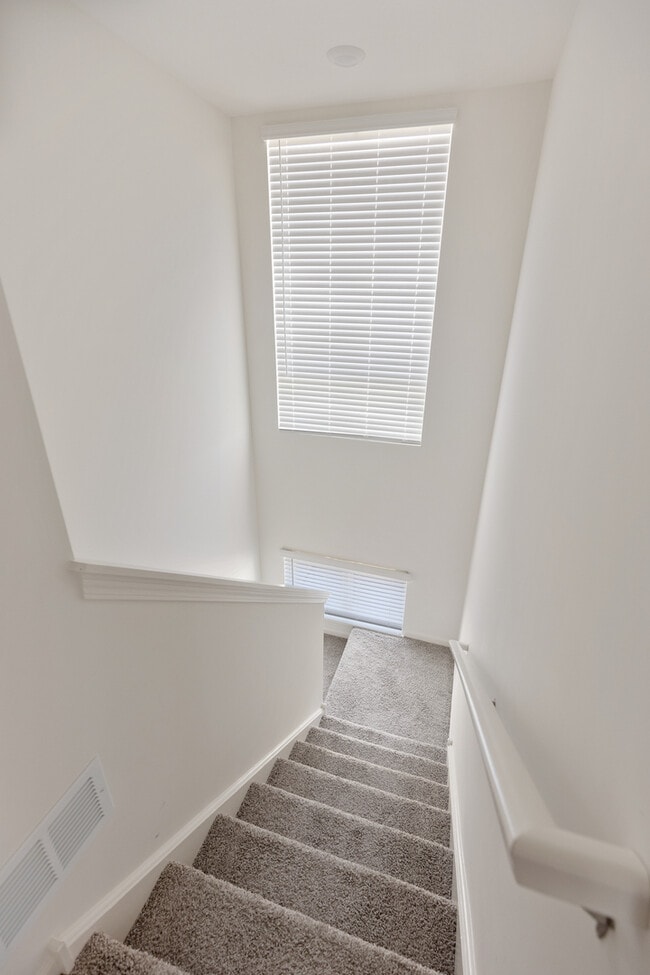 Building Photo - 2251 Parkside Dr