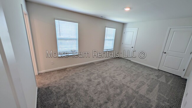 Building Photo - *** MOVE IN SPECTIAL *** Elegant New 3BR T...
