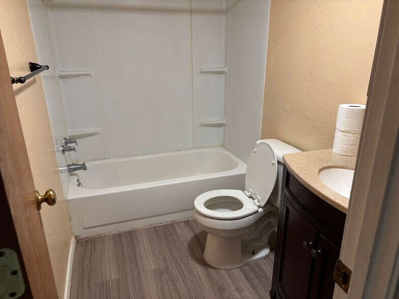 Building Photo - 142 Townsend Ct