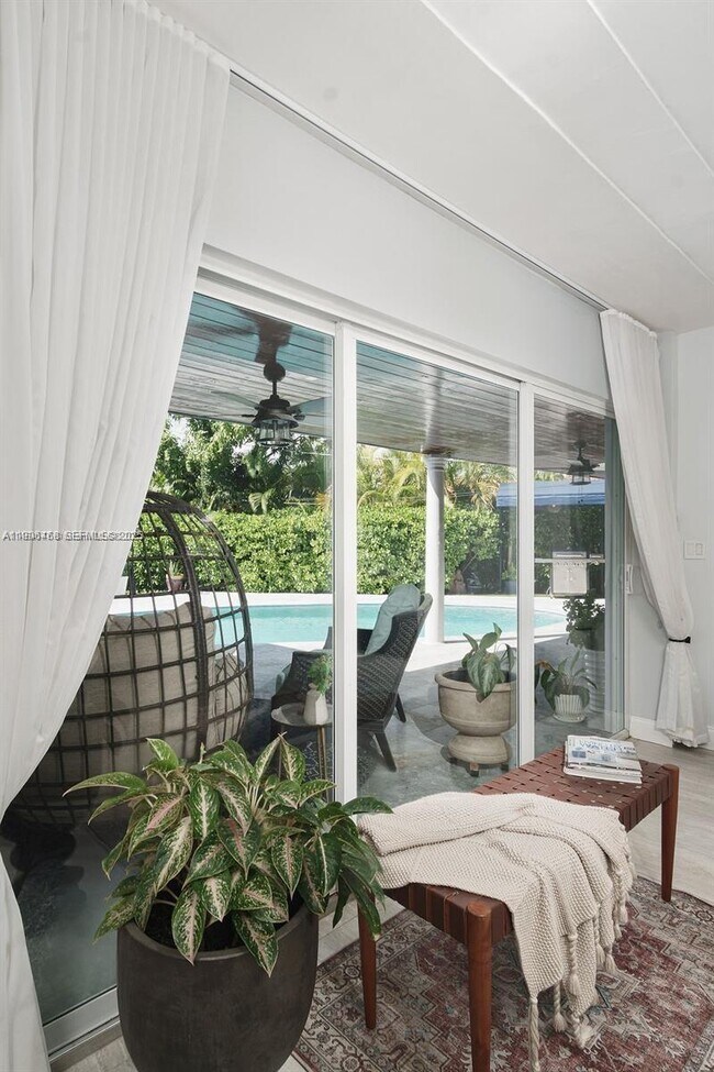 Building Photo - 1110 NE 100th St