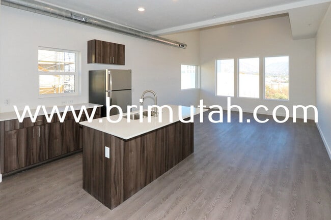 Building Photo - 945 S Washington St