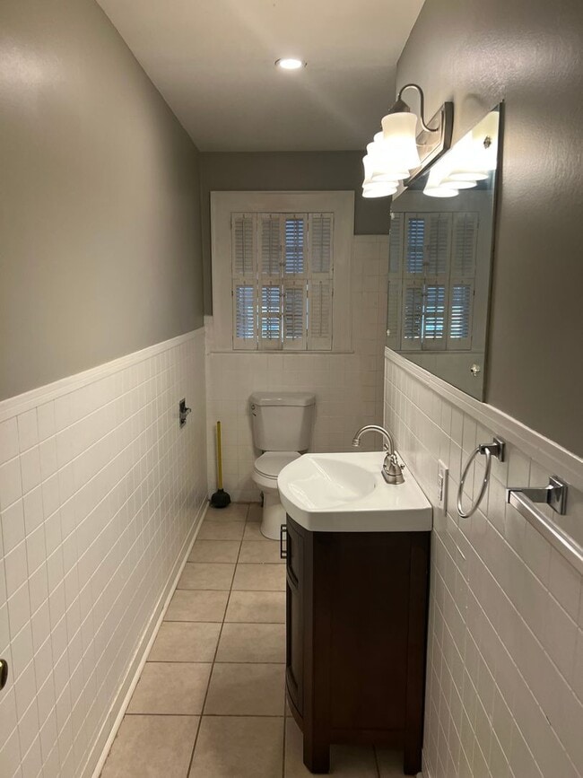 Building Photo - Beautiful 3 bedroom 1.5 bathroom house available!