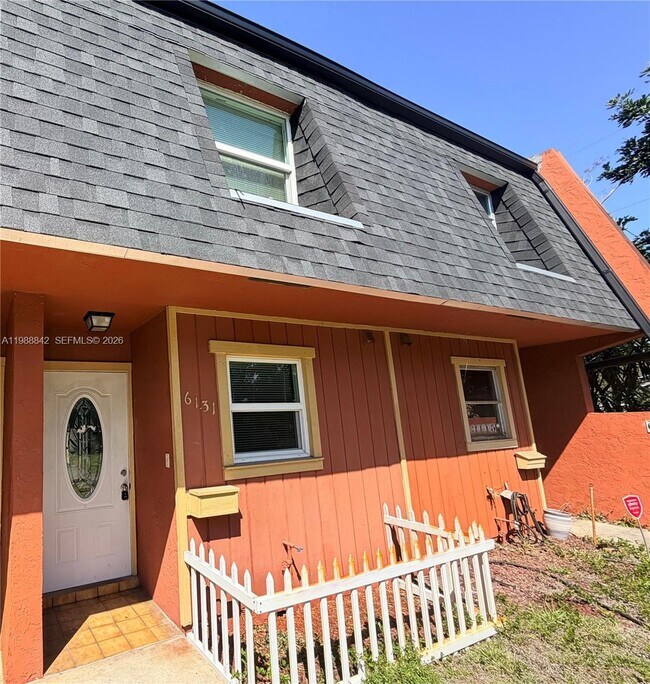 Building Photo - 6131 SW 42nd Ct