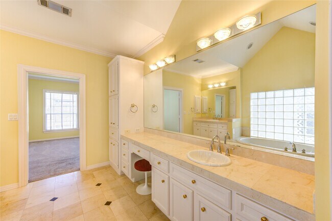 Building Photo - 2124 Nantucket Dr