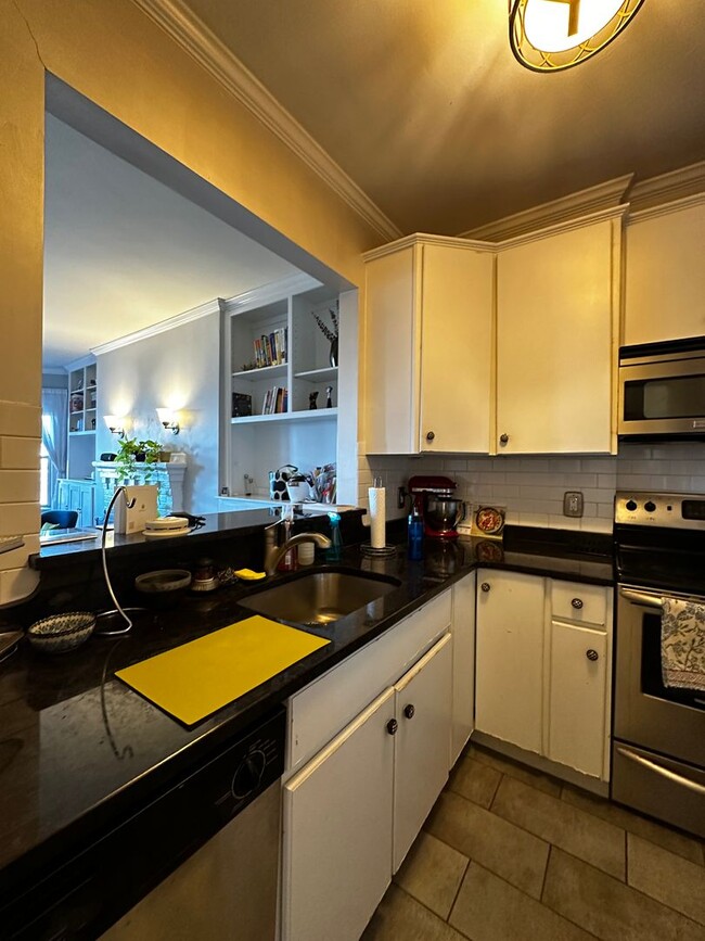 Building Photo - Spacious Back Bay 1 Bed w/ Common Outdoor ...