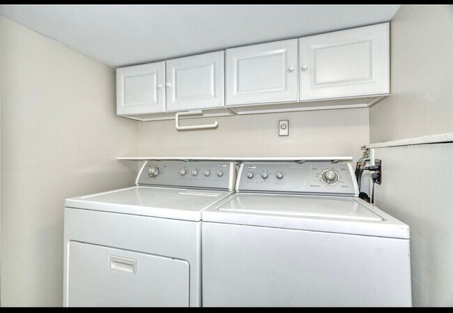 Building Photo - 27 Martin St