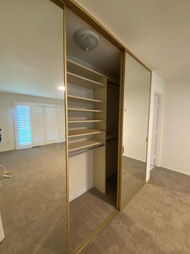 Building Photo - Beautiful 3 bed, 2 bath Townhome close to USD and Mission Valley!