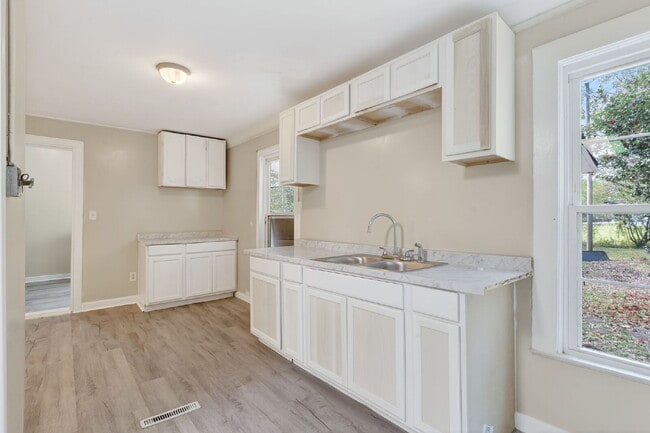 Building Photo - 409 Meadow Rd