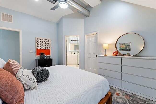 Building Photo - 310 SE Denver Ave