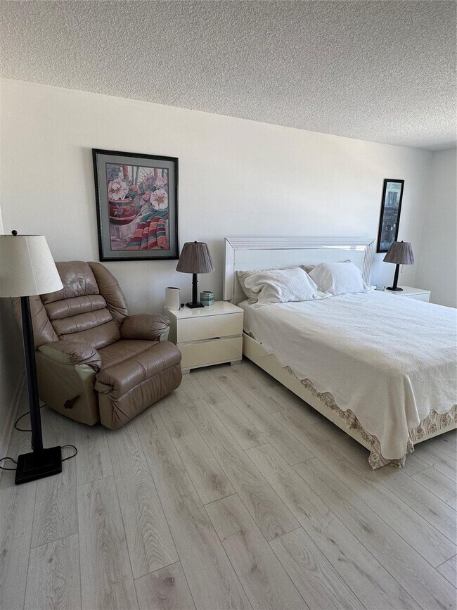 Building Photo - 5200 N Ocean Blvd