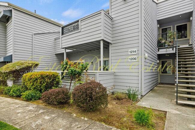 Building Photo - Glen Cove Condo with Amazing Water Views!