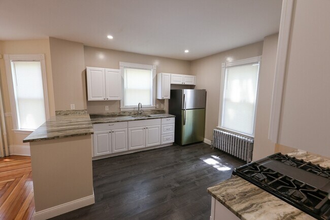 Building Photo - 32 Robinson St