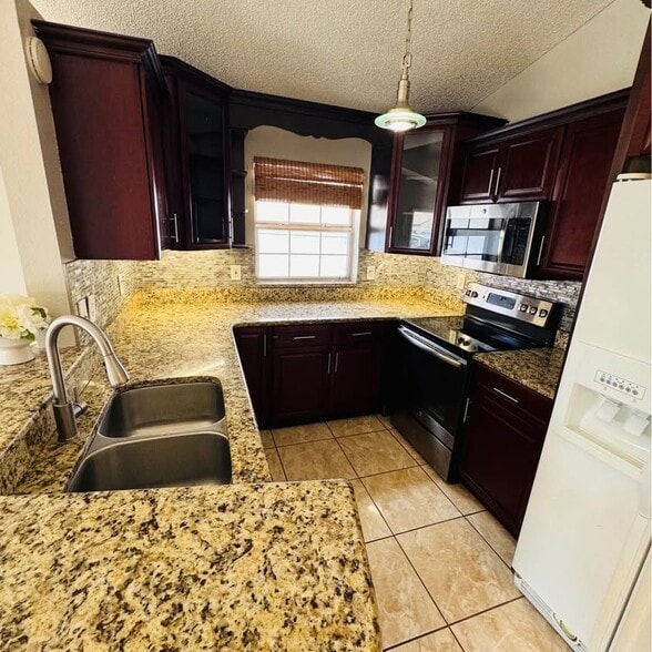 Building Photo - 9355 Dearmont Ave