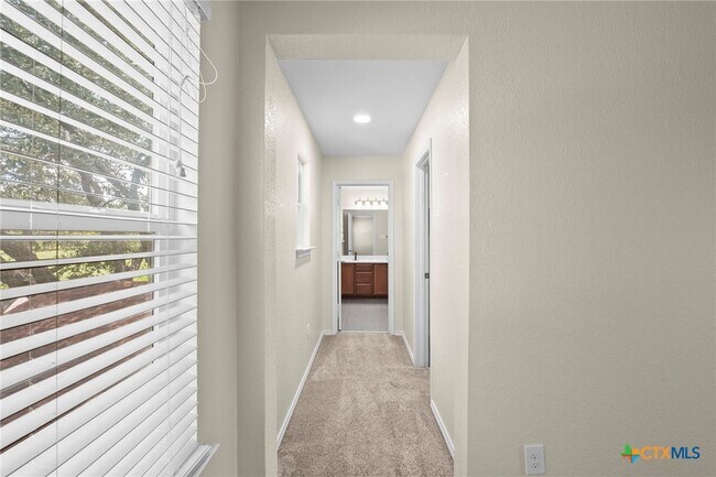 Building Photo - 220 Hinge Creek