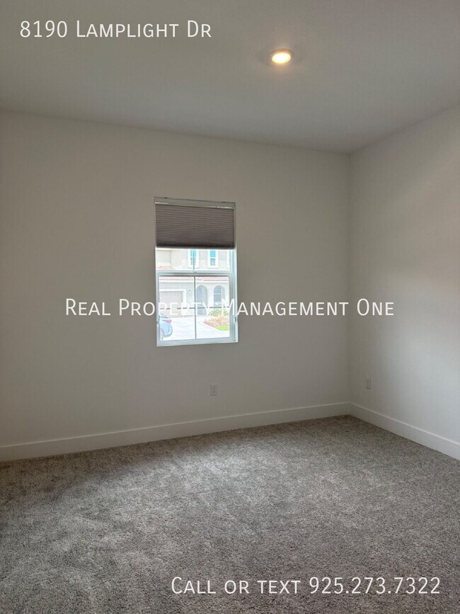 Building Photo - 8190 Lamplight Dr
