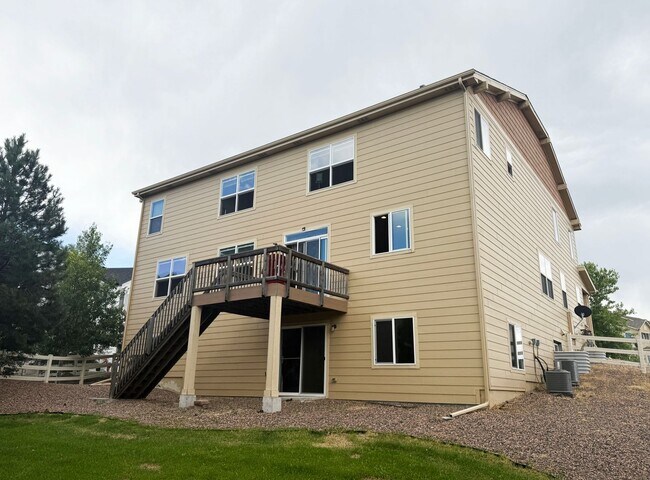 Building Photo - Amazing large 2-Story with open floor plan...