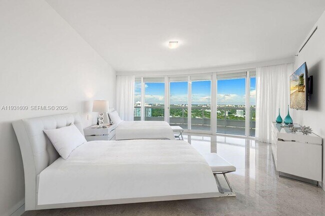 Building Photo - 1643 Brickell Ave