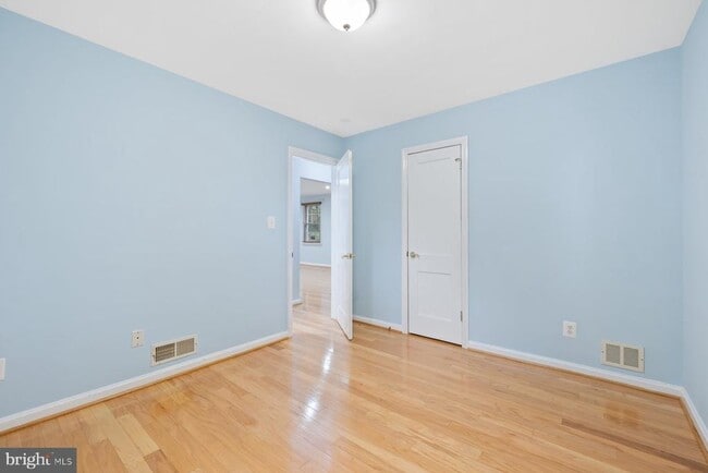 Building Photo - 2913 Collins Ave