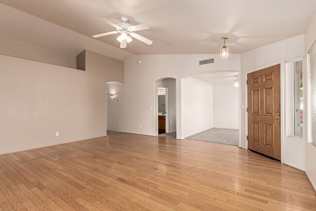 Building Photo - Beautiful Single-Level Home in Prime Locat...