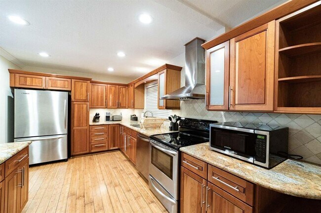 Building Photo - 2101 NE 15th St