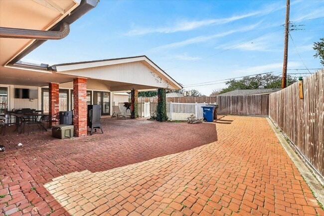 Building Photo - 722 Brock Dr