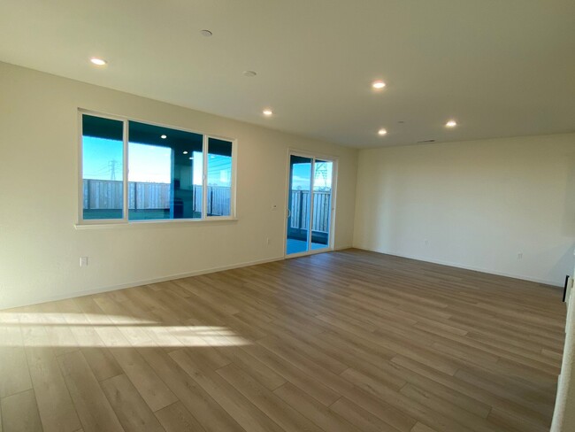 Building Photo - Available NOW - Beautiful and NEW 4 bed / ...