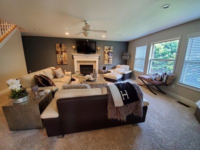 Building Photo - Executive home located near Bellbrook