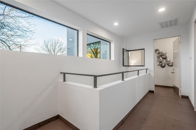 Building Photo - 118 Tuam St