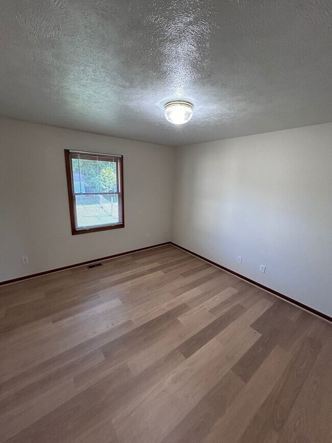 Building Photo - 963 Vos St