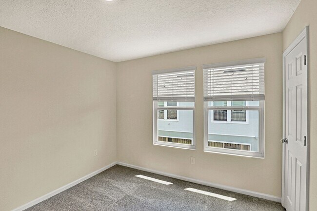 Building Photo - 2 bedroom/ 2.5 bathroom townhome in St Augustine!