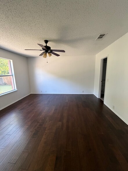 Building Photo - 804 Creekside Dr