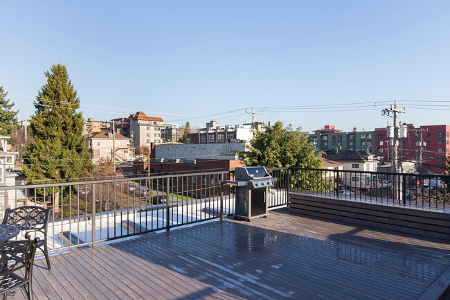 Building Photo - Charming 2 Bed / 1 Bath Top Floor, South-Facing Apartment w/ Roof Deck One Month Free Rent