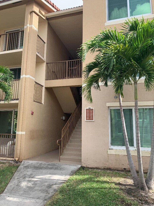 Building Photo - 615 Villa Cir