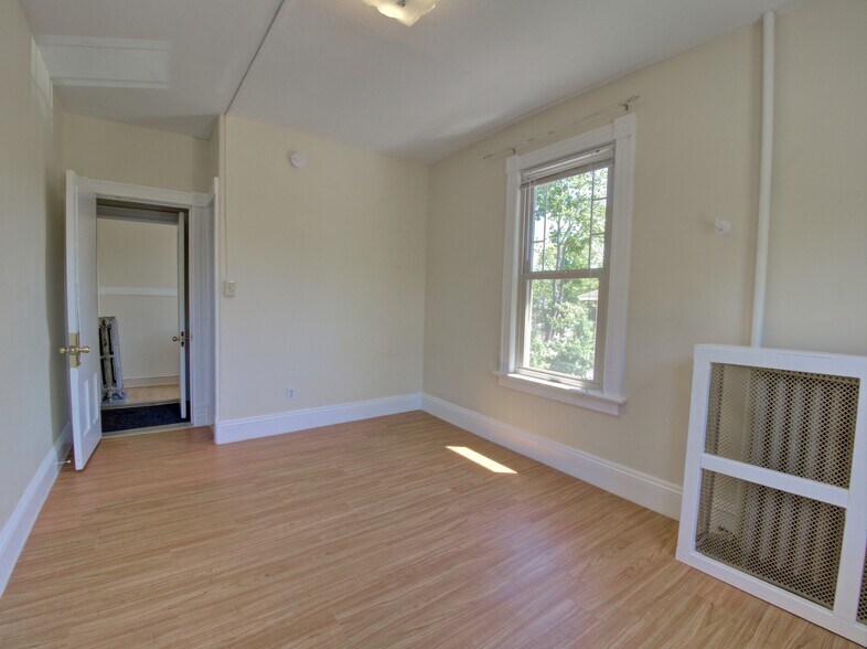 Building Photo - 324 Valley St