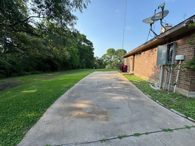 Building Photo - 772 Riverside Dr