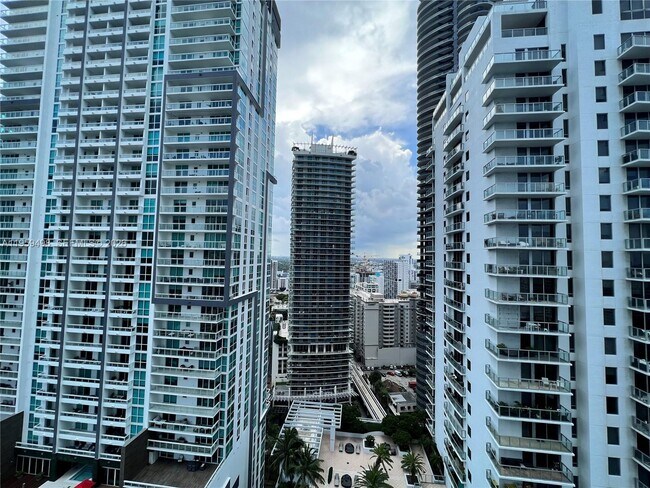 Building Photo - 1060 Brickell Ave