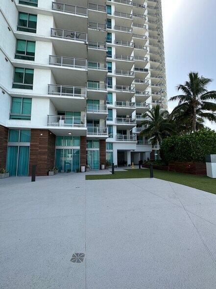 Building Photo - 350 S Miami Ave