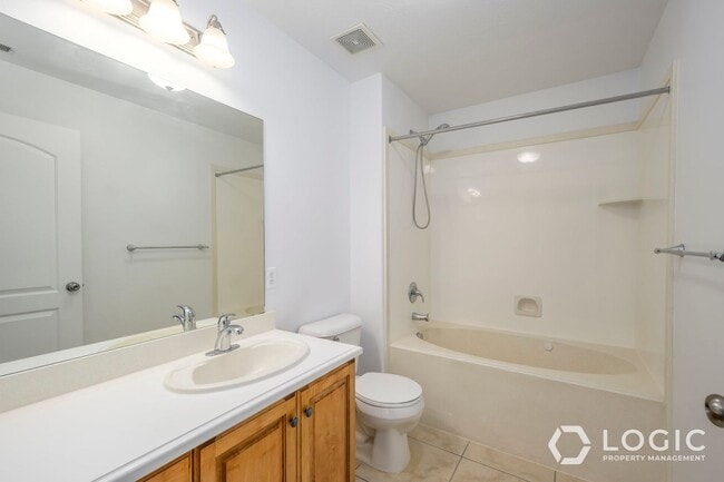 Building Photo - Stunning Top Floor Condo in Great Location!