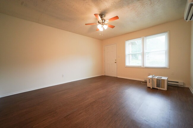 Building Photo - Duplex 2 bedroom, 1 bath near Downtown Kan...