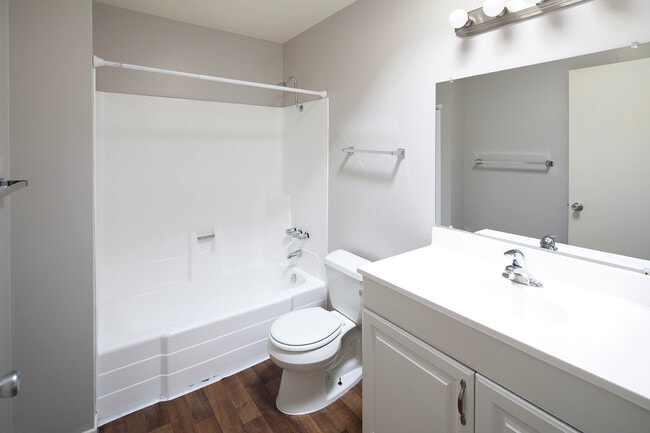 Building Photo - OPEN HOUSE: 6/27 10AM-12PM~ 2 BR Bright Apartment with Parking and AC!