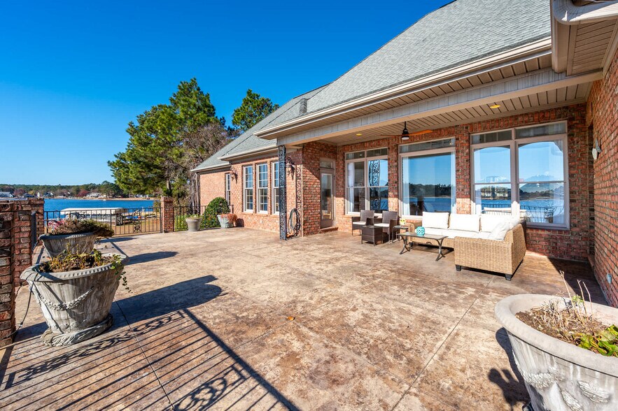 Building Photo - 488 Lakeside Ln