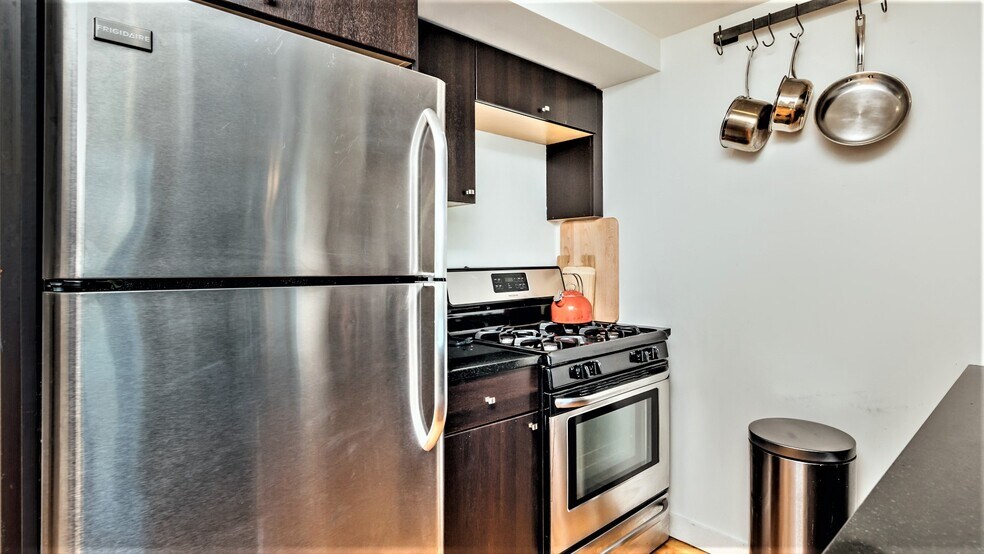 Building Photo - 130 Scholes St