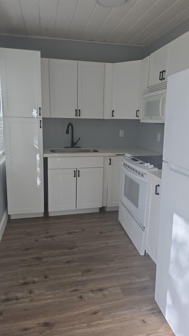 Building Photo - 220 Fleming Ave